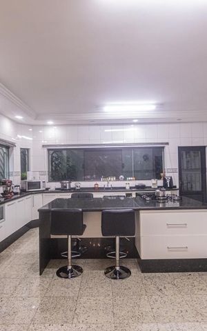 Casa à venda com 357m², 4 quartos e 4 vagasCozinha