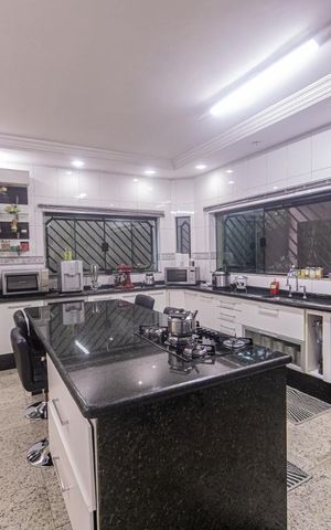 Casa à venda com 357m², 4 quartos e 4 vagasCozinha