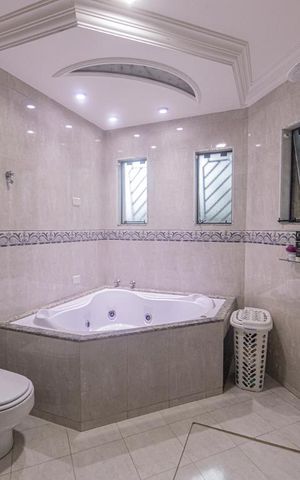 Casa à venda com 357m², 4 quartos e 4 vagasBanheiro Quarto 4