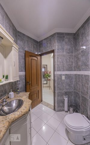 Casa à venda com 357m², 4 quartos e 4 vagasBanheiro Social