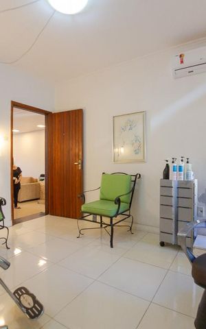 Casa à venda com 400m², 4 quartos e 2 vagas Casa à venda com 400m², 4 quartos e 2 vagasEscritório