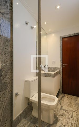 Apartamento à venda com 228m², 4 quartos e 3 vagas Apartamento à venda com 228m², 4 quartos e 3 vagasBanheiro da Suíte 2