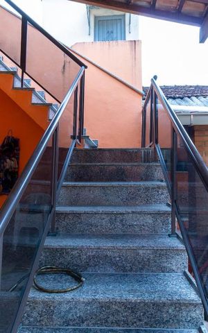 Casa à venda com 339m², 5 quartos e 4 vagas Casa à venda com 339m², 5 quartos e 4 vagasEscada