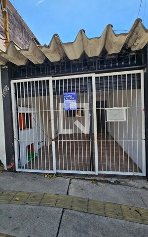 Casa à venda com 78m², 2 quartos e 1 vaga Casa à venda com 78m², 2 quartos e 1 vagaFachada