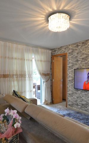 Casa à venda com 180m², 3 quartos e 2 vagasSala