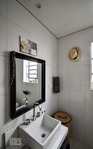 Casa à venda com 240m², 3 quartos e 2 vagasBanheiro