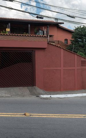 Casa à venda com 240m², 3 quartos e 3 vagas Casa à venda com 240m², 3 quartos e 3 vagasFachada