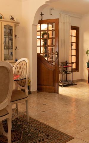 Casa à venda com 240m², 3 quartos e 3 vagas Casa à venda com 240m², 3 quartos e 3 vagasSala