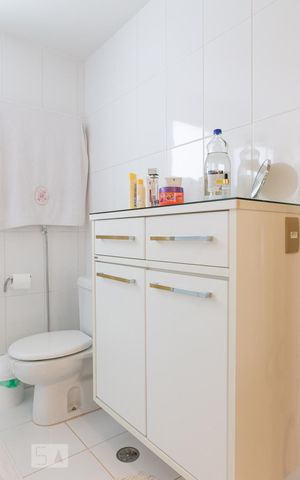 Apartamento à venda com 160m², 3 quartos e 2 vagas Apartamento à venda com 160m², 3 quartos e 2 vagasBanheiro da Suíte