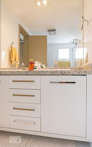 Apartamento à venda com 160m², 3 quartos e 2 vagas Apartamento à venda com 160m², 3 quartos e 2 vagasBanheiro da Suíte