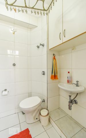 Apartamento para alugar com 70m², 2 quartos e sem vaga Apartamento para alugar com 70m², 2 quartos e sem vagaBanheiro de Serviço