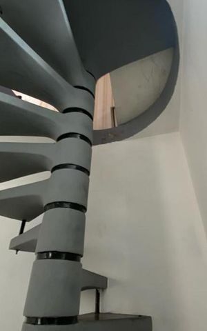 Casa à venda com 150m², 3 quartos e 2 vagas Casa à venda com 150m², 3 quartos e 2 vagasEscada