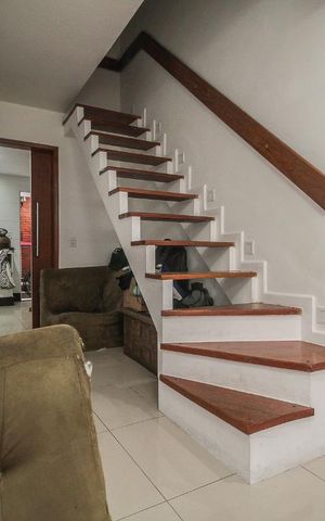 Casa de condomínio para alugar com 90m², 2 quartos e 1 vaga Casa de condomínio para alugar com 90m², 2 quartos e 1 vagaEscada para o Segundo Andar