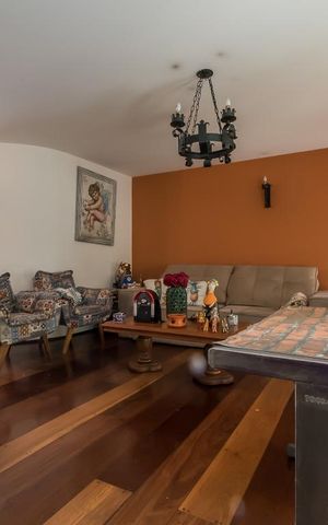 Casa à venda com 170m², 4 quartos e 5 vagas Casa à venda com 170m², 4 quartos e 5 vagasSala