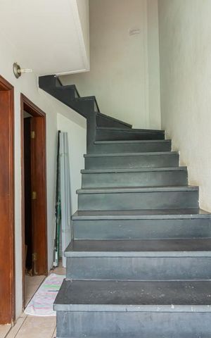 Casa à venda com 280m², 3 quartos e 6 vagas Casa à venda com 280m², 3 quartos e 6 vagasEscada Para o Salão