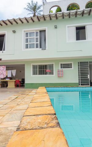 Casa à venda com 280m², 3 quartos e 6 vagas Casa à venda com 280m², 3 quartos e 6 vagasPiscina