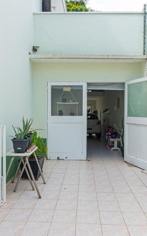 Casa à venda com 280m², 3 quartos e 6 vagas Casa à venda com 280m², 3 quartos e 6 vagasCorredor para Garagem