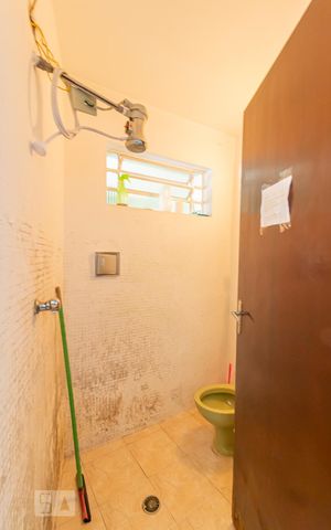 Casa à venda com 280m², 3 quartos e 6 vagas Casa à venda com 280m², 3 quartos e 6 vagasBanheiro de Serviço