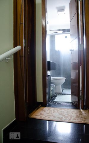 Casa para alugar com 120m², 2 quartos e 2 vagasEscada para Piso Superior