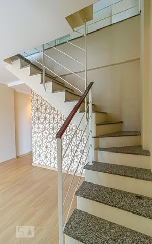 Apartamento à venda com 179m², 3 quartos e 2 vagas Apartamento à venda com 179m², 3 quartos e 2 vagasEscada