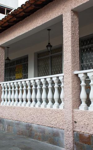 Casa à venda com 159m², 4 quartos e 2 vagas Casa à venda com 159m², 4 quartos e 2 vagasFachada