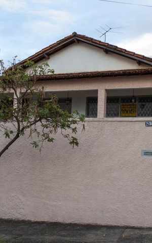 Casa à venda com 159m², 4 quartos e 2 vagas Casa à venda com 159m², 4 quartos e 2 vagasVista da Rua