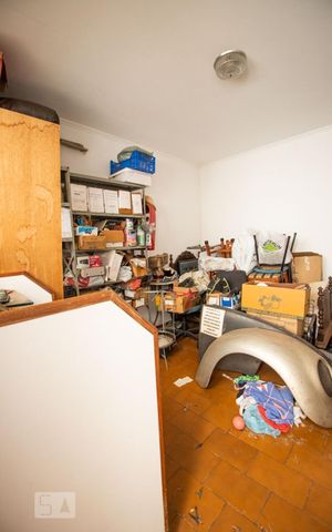 Casa à venda com 250m², 3 quartos e 4 vagas Casa à venda com 250m², 3 quartos e 4 vagasqurto de serviço