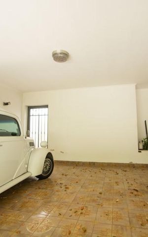 Casa à venda com 250m², 3 quartos e 4 vagas Casa à venda com 250m², 3 quartos e 4 vagasgaragem