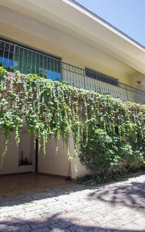 Casa à venda com 250m², 3 quartos e 4 vagas Casa à venda com 250m², 3 quartos e 4 vagasfachada