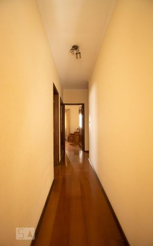 Casa à venda com 250m², 3 quartos e 4 vagas Casa à venda com 250m², 3 quartos e 4 vagascorredor