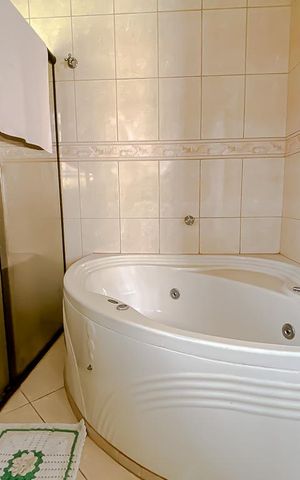 Casa à venda com 152m², 4 quartos e 4 vagasBanheiro Quarto 01 Suite  com banheira