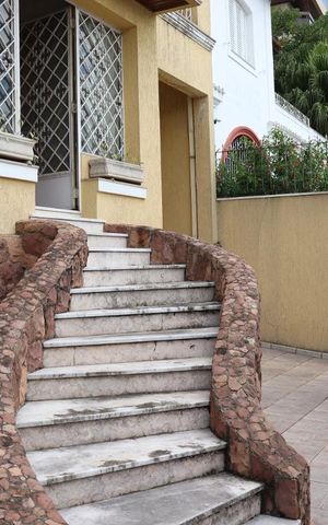 Casa para alugar com 250m², 3 quartos e 4 vagasFachada