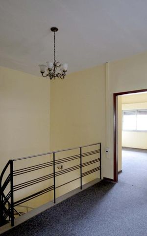 Casa à venda com 300m², 4 quartos e 6 vagas Casa à venda com 300m², 4 quartos e 6 vagasCirculação Superior