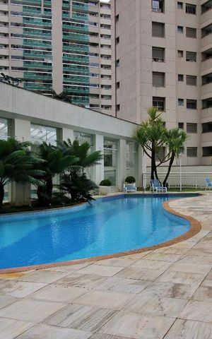 Apartamento à venda com 248m², 4 quartos e 4 vagasÁrea Comum - Piscina