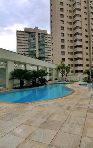 Apartamento à venda com 248m², 4 quartos e 4 vagasÁrea Comum - Piscina