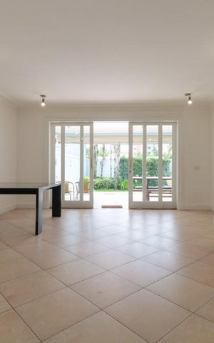 Casa à venda com 421m², 4 quartos e 3 vagas Casa à venda com 421m², 4 quartos e 3 vagasSala - Lazer