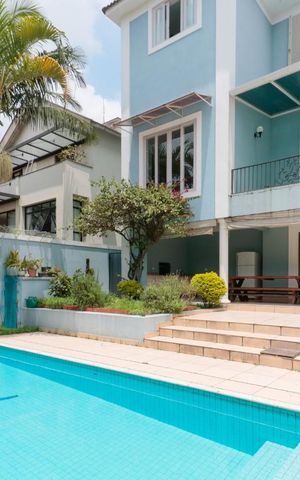 Casa à venda com 421m², 4 quartos e 3 vagas Casa à venda com 421m², 4 quartos e 3 vagasPiscina