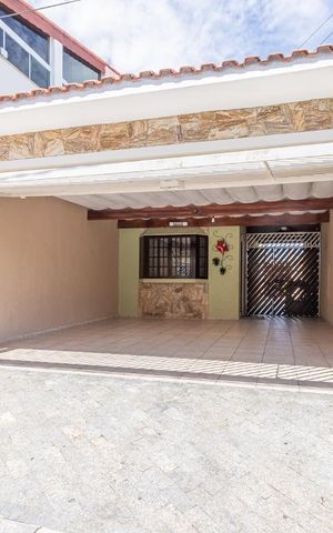 Casa à venda com 180m², 3 quartos e 4 vagas Casa à venda com 180m², 3 quartos e 4 vagasFachada