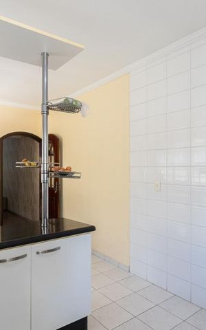 Casa à venda com 180m², 3 quartos e 4 vagas Casa à venda com 180m², 3 quartos e 4 vagasCozinha