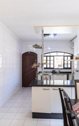 Casa à venda com 180m², 3 quartos e 4 vagas Casa à venda com 180m², 3 quartos e 4 vagasCozinha