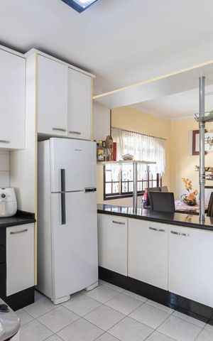 Casa à venda com 180m², 3 quartos e 4 vagas Casa à venda com 180m², 3 quartos e 4 vagasCozinha