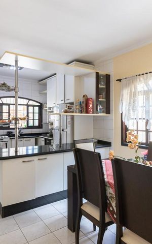 Casa à venda com 180m², 3 quartos e 4 vagas Casa à venda com 180m², 3 quartos e 4 vagasCozinha