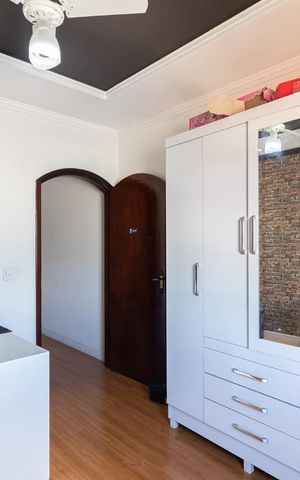 Casa à venda com 180m², 3 quartos e 4 vagas Casa à venda com 180m², 3 quartos e 4 vagasQuarto 1