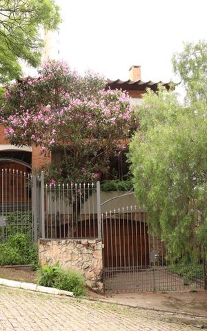 Casa à venda com 450m², 4 quartos e 7 vagasFachada