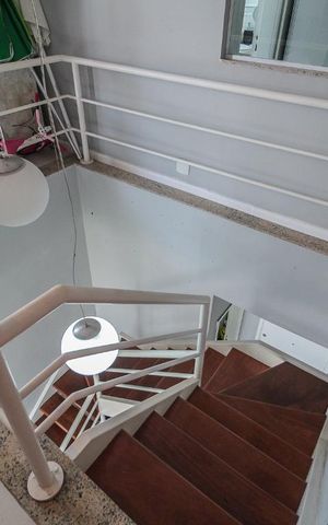Apartamento à venda com 169m², 3 quartos e 2 vagas Apartamento à venda com 169m², 3 quartos e 2 vagasEscada para o Segundo Andar