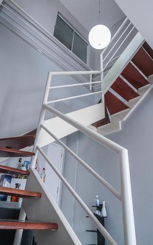 Apartamento à venda com 169m², 3 quartos e 2 vagas Apartamento à venda com 169m², 3 quartos e 2 vagasEscada para o Segundo Andar