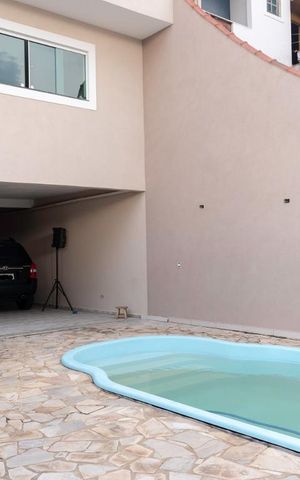Casa à venda com 350m², 4 quartos e 8 vagasPiscina