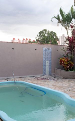 Casa à venda com 350m², 4 quartos e 8 vagasPiscina