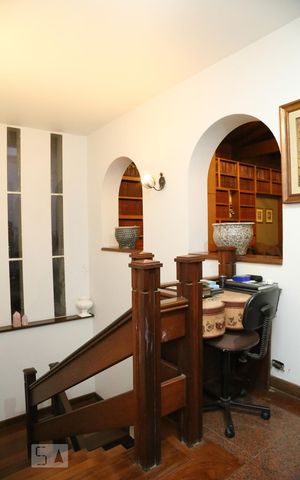 Casa para alugar com 438m², 4 quartos e 5 vagasEscada