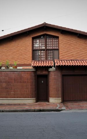 Casa para alugar com 438m², 4 quartos e 5 vagasFachada